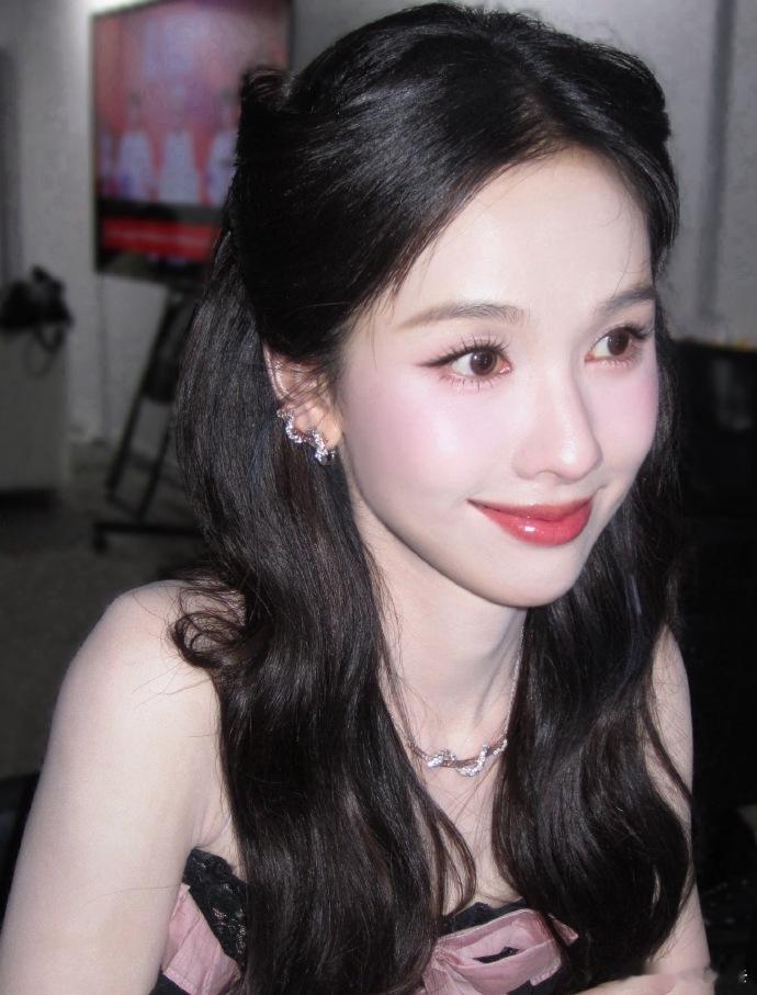 ccd镜头果然最还原女明星美貌…  田曦薇、赵露思、陈都灵、周也、孟子义、虞书欣