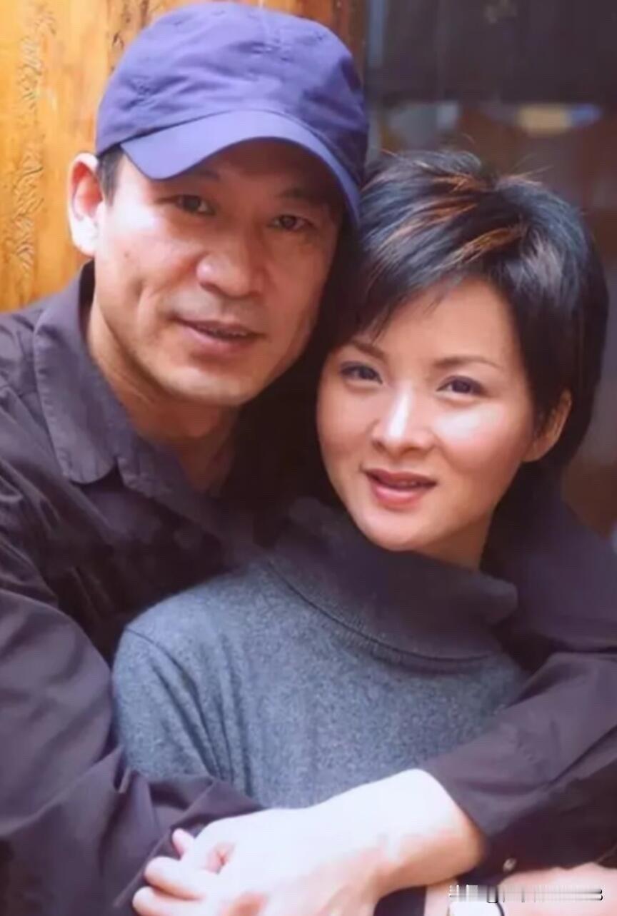 原来他们是一对明星夫妻，女的是年轻时出演《大宅门》里的香秀，倾国倾城，娇媚动人，