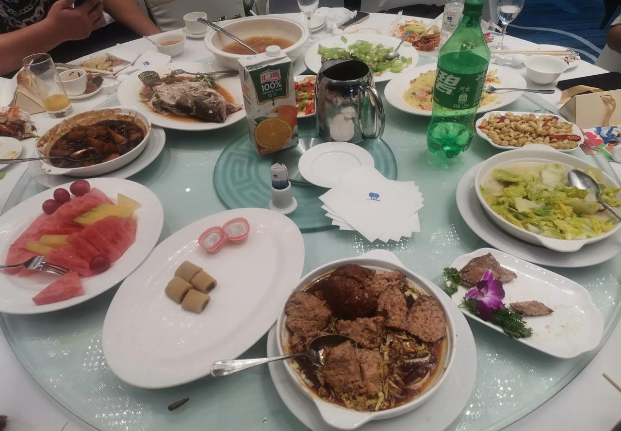 北京酒店吃大席，号称四千块一桌的菜品，说实话，还不如村里的流水席[笑哭]。
