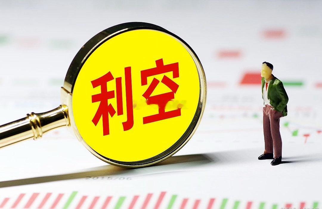 刚刚一则突发消息，给回暖的光模块板块带来了变数。美国计划禁止进口我们的新型光收发