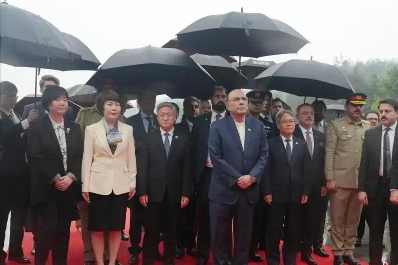 雨中致敬！巴总统双重礼仪祭拜伟人，中巴情谊藏不住了
诚意不分国界，患难方见真心！