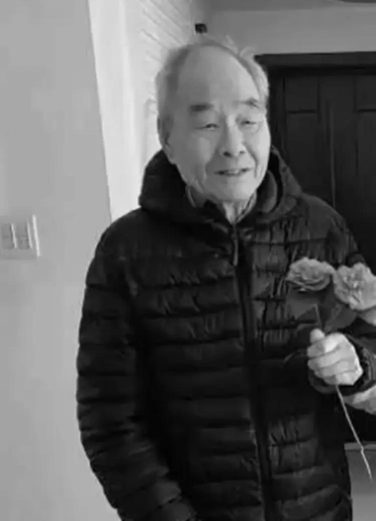 杨浩庭（？-2024年4月10日），男，浙江省诸暨市人，生前系杭州市的一名退休教