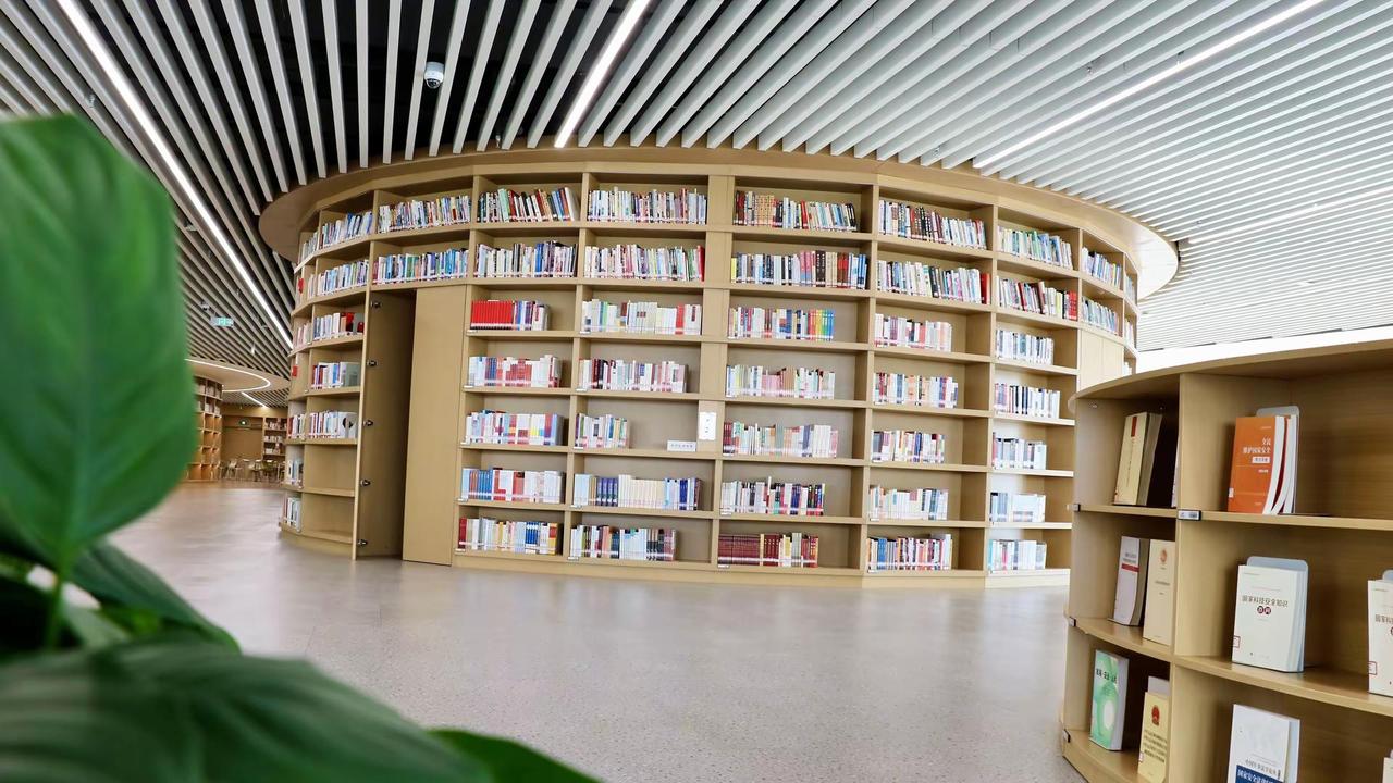 书卷作舟游万象，墨香盈室揽星河。图书馆