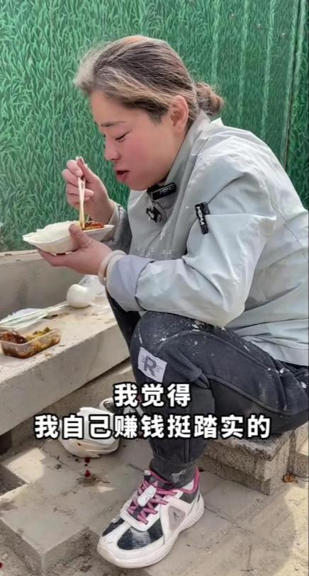 38岁女子工地干活，一天400元，不打算结婚生子，网友:活的通透！
 
在广东一