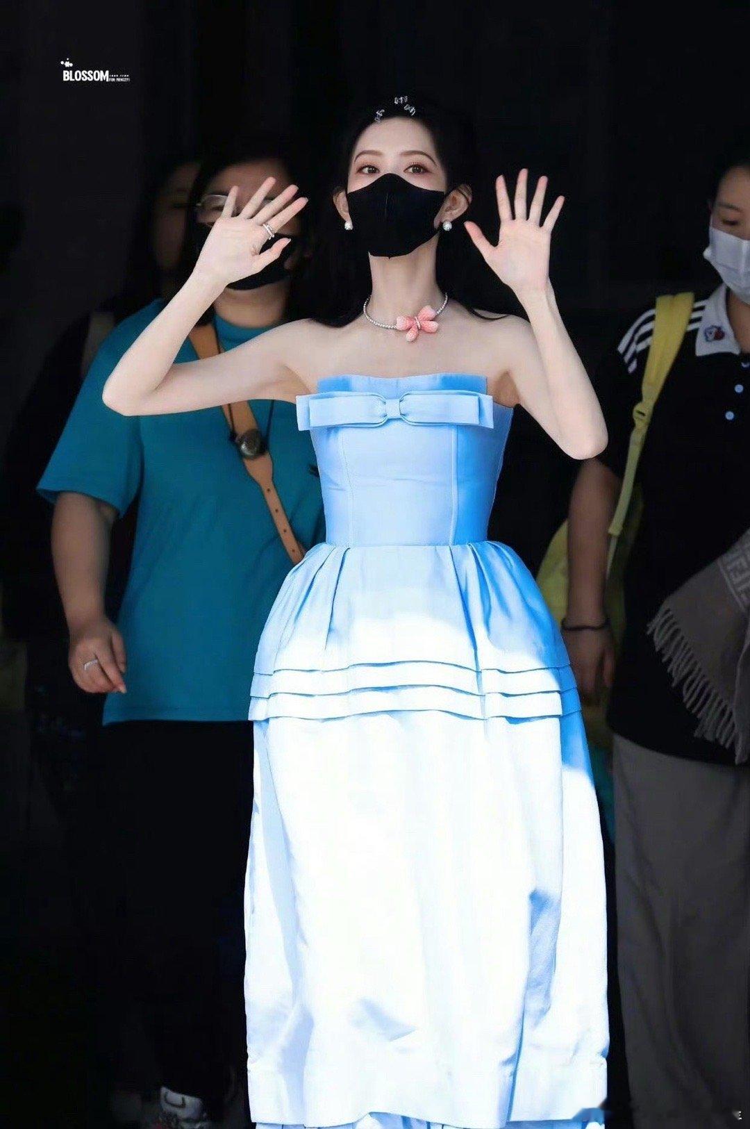 孟子义jennie穿了同款 原来孟姐这套蓝色公主裙和之前Jennie那套是同款[