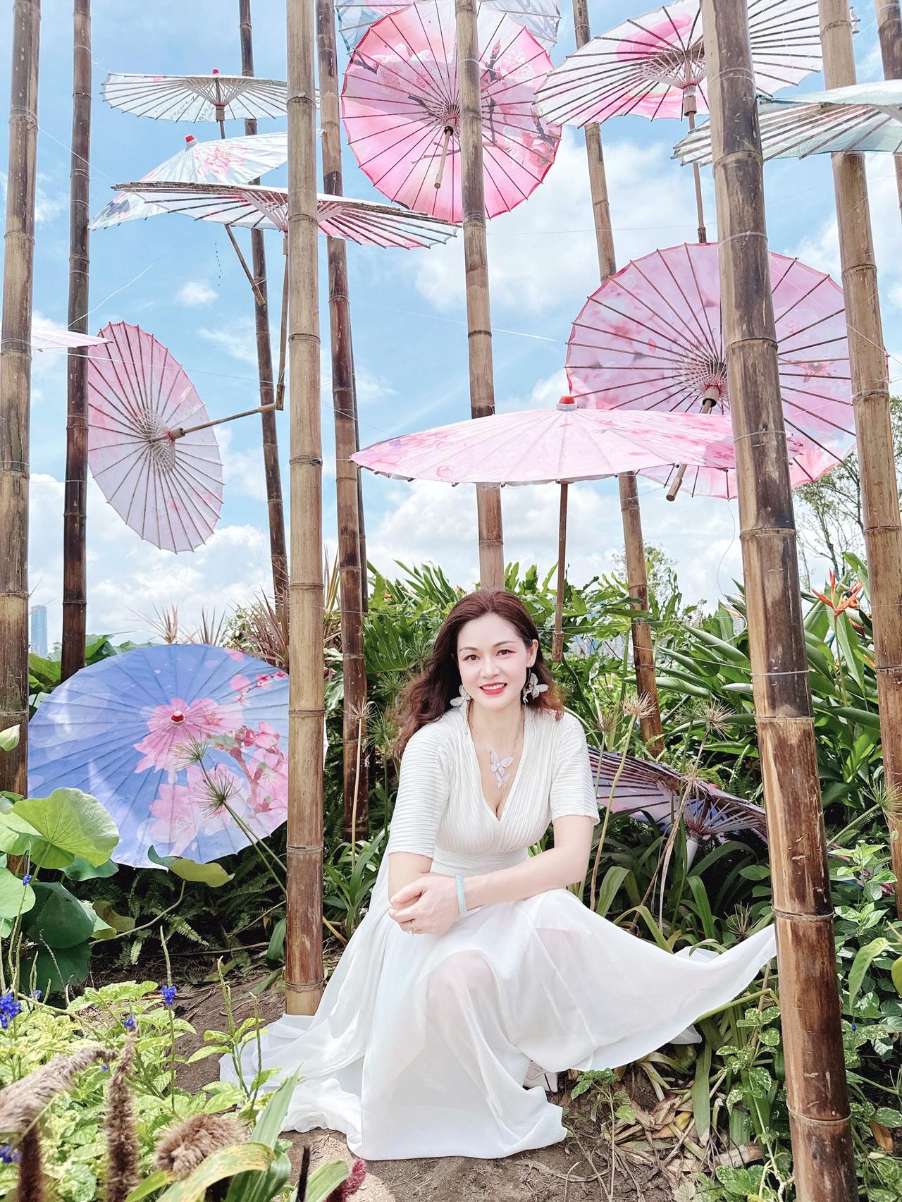 愿每一段前行的路如春天般，盈满芬芳，落满欢喜。早安！粉伞佳人 仙气十足 白色连衣