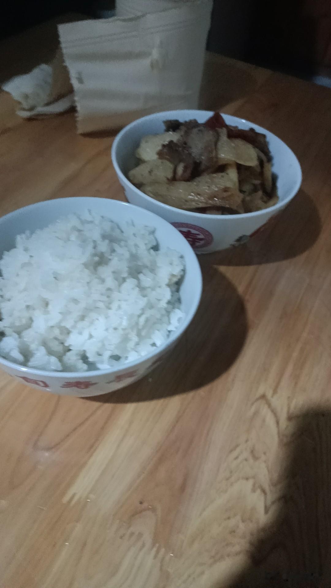 总有人问我，生活中最感人的瞬间是啥？我觉得从不是啥惊天动地的大事，全是些不起眼的