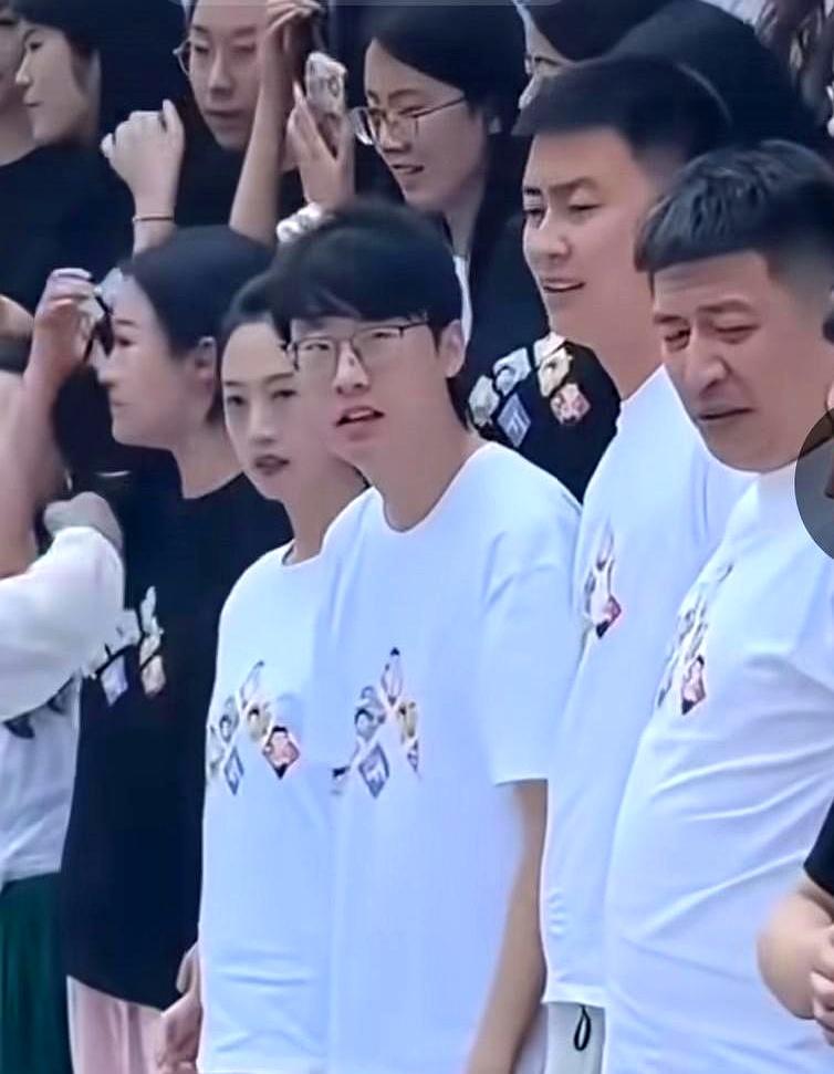 你还在猜武亮是空降接班张雪峰的？
别自欺欺人了！

看看公司年会发礼品那个瞬间，