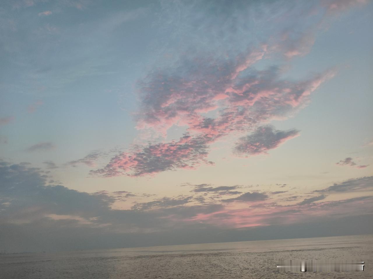 早晨五点，船驶离港口，向远方的大海前进，第一次看海上日出，想写下让人兴奋的一刻。