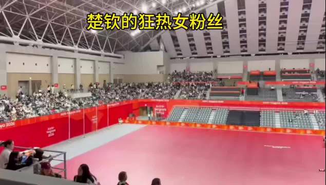 #林诗栋颁奖现场被个观众挑衅# 这幕真的离谱。主持人念林诗栋冠军名字，看台死寂；王楚钦拿亚军上台，欢