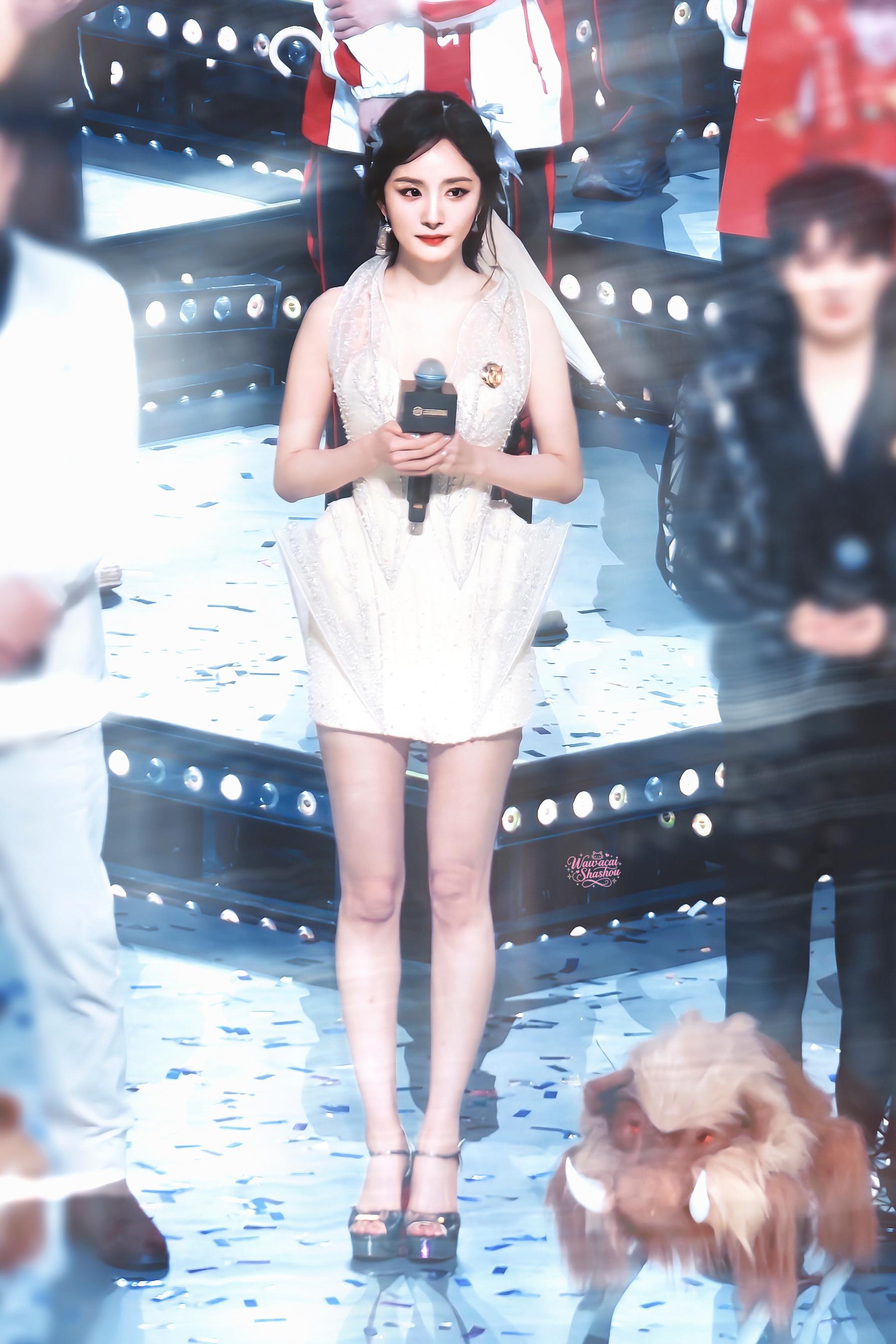 杨幂第十套RM高定杨幂状态太好了！站姐们也好会修！半夜存图存到手软！杨幂美成啥了