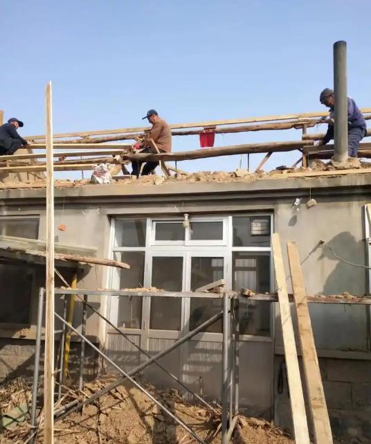 广东，一独生女为了就近照顾年迈父母，六年前决定回村翻建自家老宅。谁知刚动工，村民