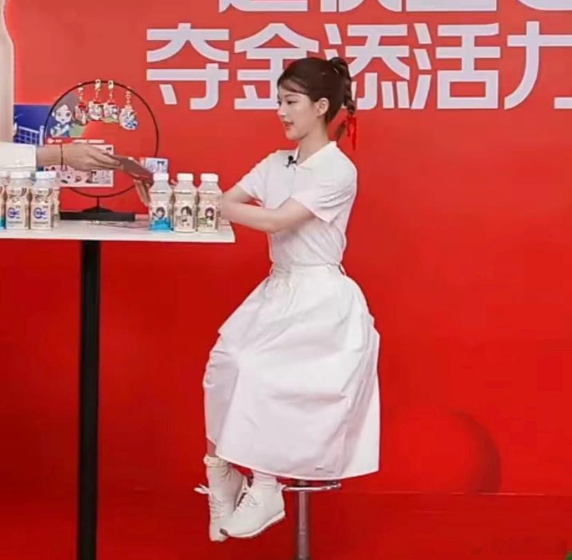 #赵露思小手办# 露思好美！[心]太可爱了[哇][哇]#赵露思迷你小手办# ​ 