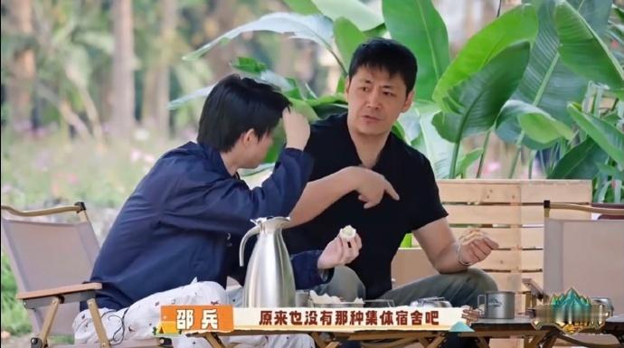 马嘉祺邵兵热聊住宿舍经历 谁能拒绝这么真诚的前辈啊！不摆架子不端着，掏心掏肺和后