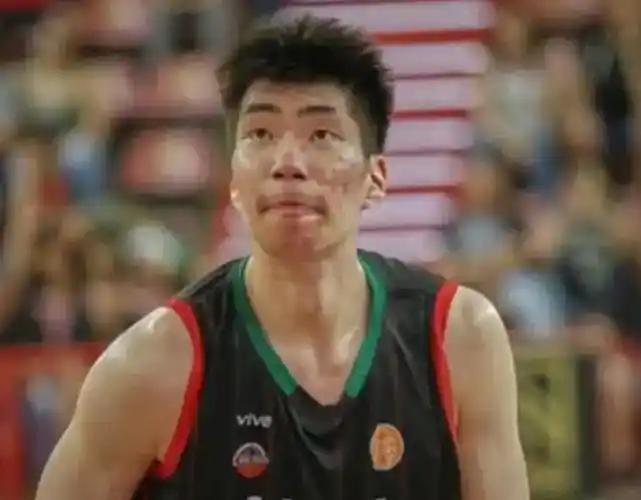 中国男篮的脸，快被CBA丢光了！去年，2米21的余嘉豪，宁可扔掉CBA六百万肥约