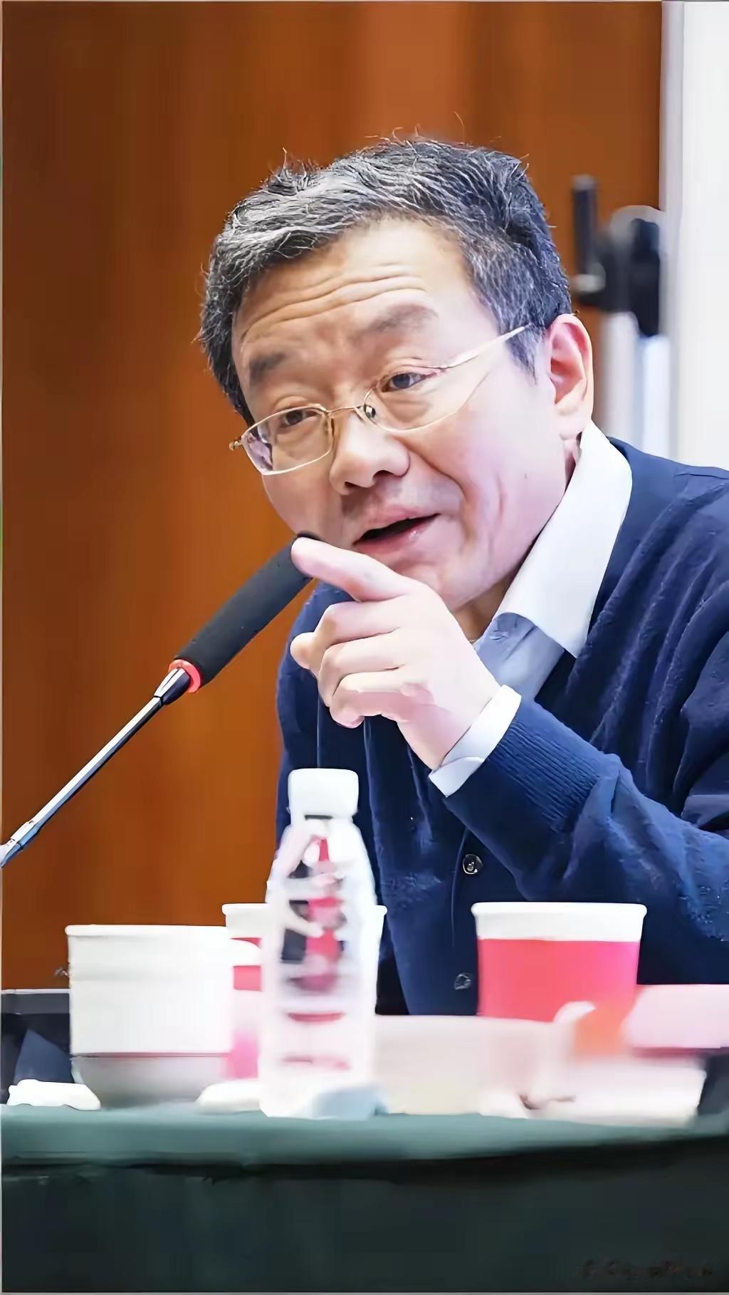 复旦大学王德峰教授：
“如果我的儿子在饭店里面端盘子，我认为他这个人生并没有失败