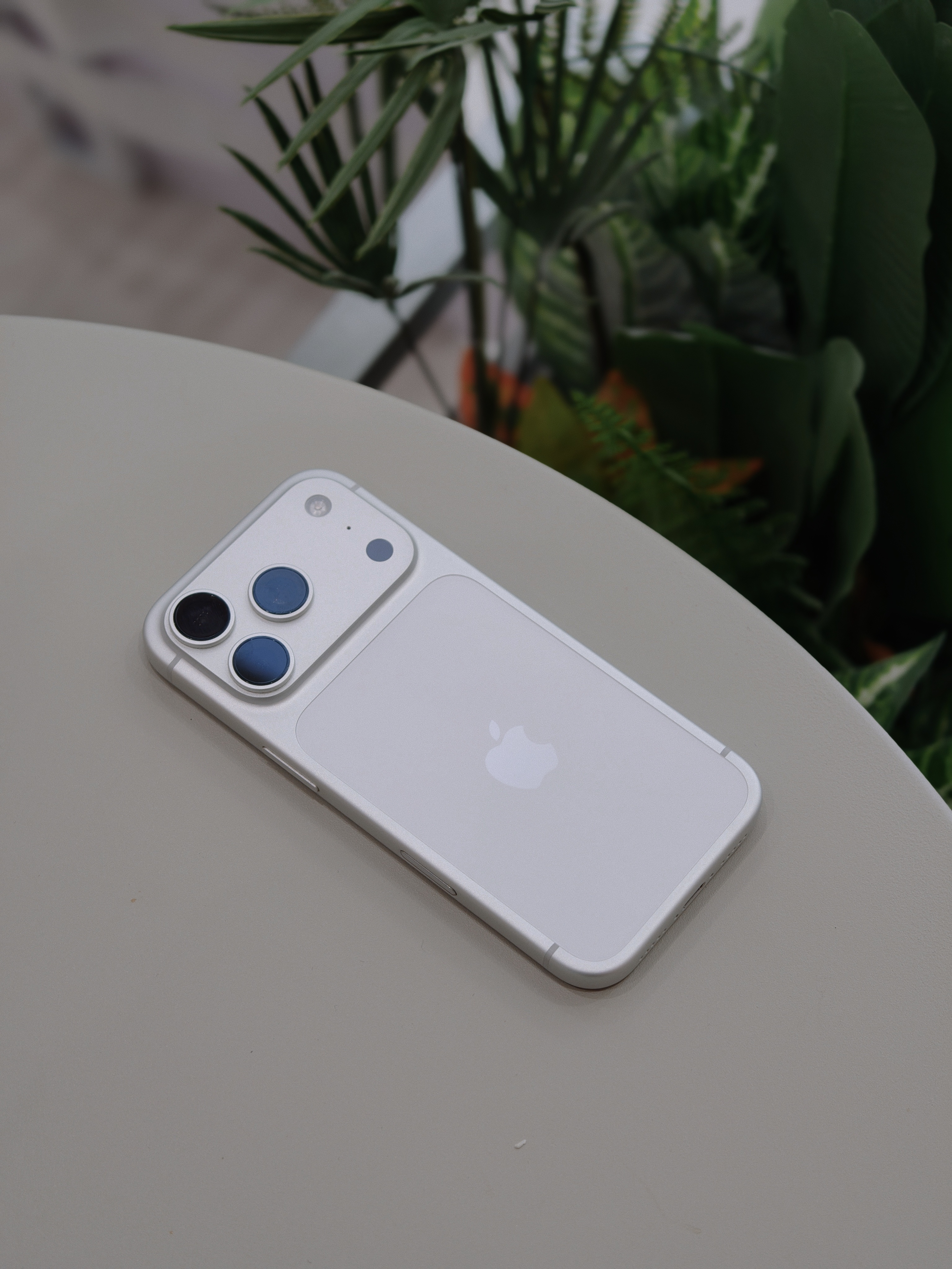 今天裸奔了一天，太滑了好没安全感，总觉得手机要滑出去对我来说带手机壳并不是为了保