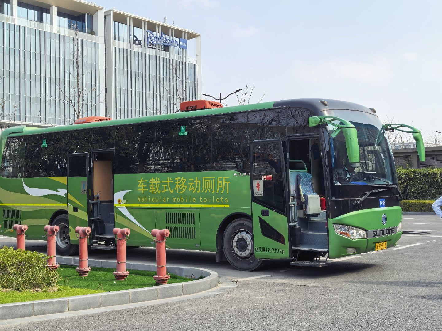 这个有点高级啊，车载移动厕所。😂 上海·东方枢纽国际商务合作区