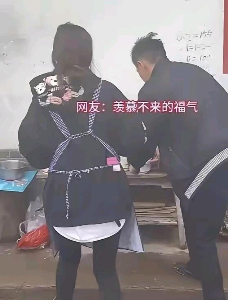 上辈子修来的福分！女子和相亲对象一见钟情。下午，她主动来到男方家里，洗手做饭大献