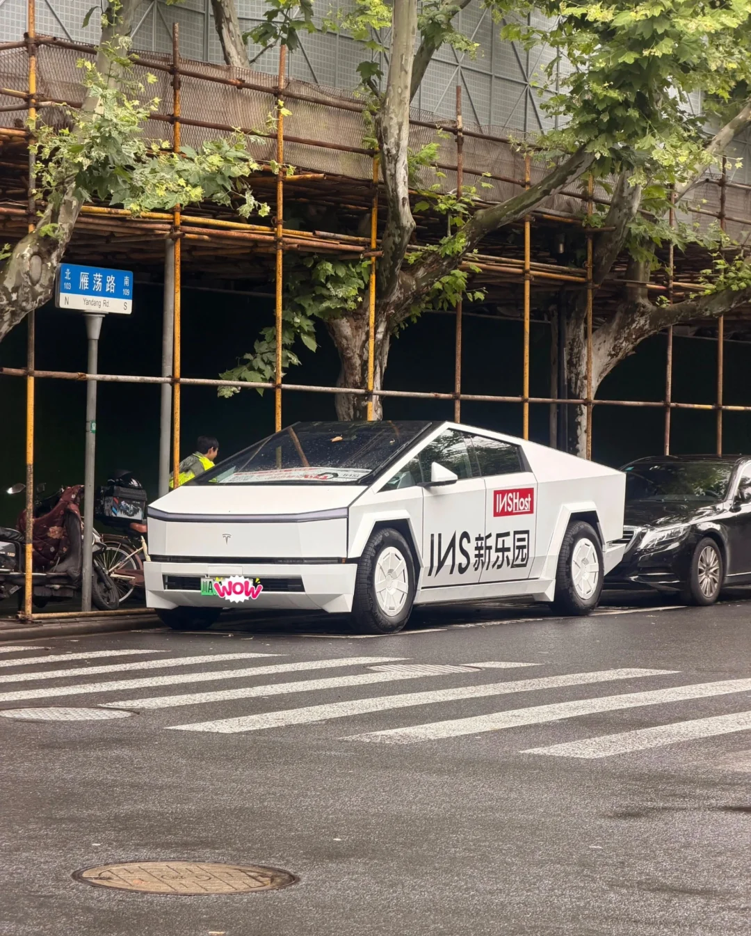 白色的cybertruck看着怎么那么不协调