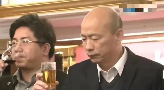【韩国瑜出席商会 误将威士忌当茶喝】韩国瑜近日出席一商会，期间突然一个小插曲：韩