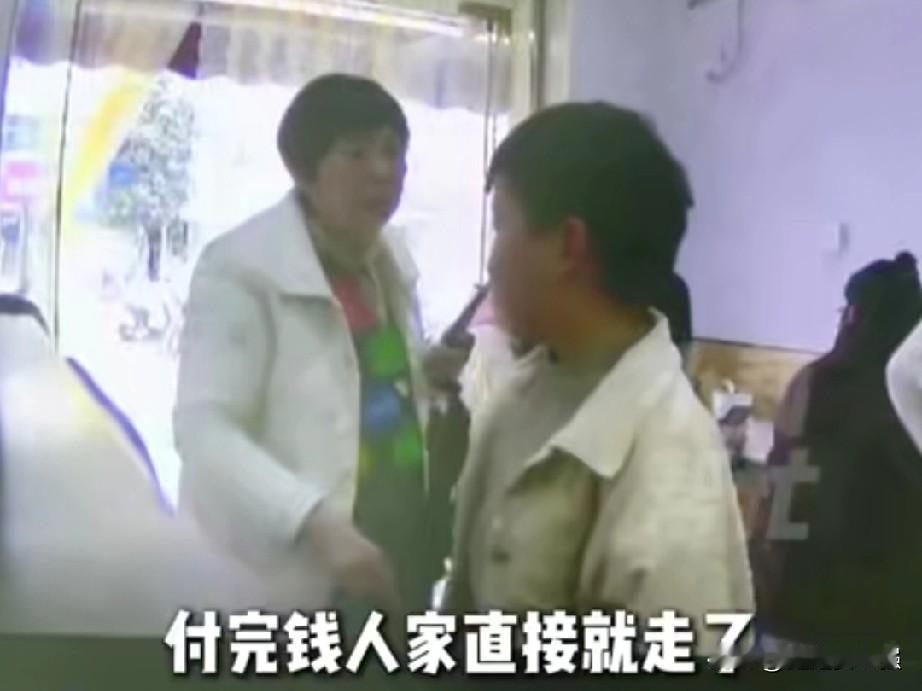 太温暖有爱了！
男孩说：遇到了雷锋奶奶！
一小男孩在饭店打包好饭菜，走的时候不小