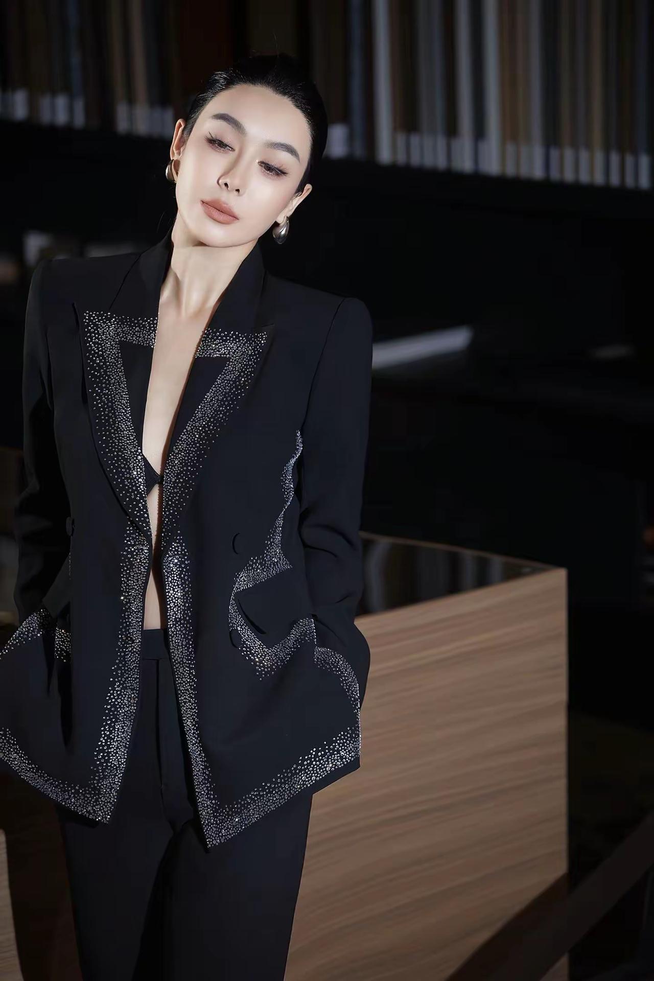 爱的力量大到可以使人忘记一切，却又小到连一粒嫉妒的沙石也不能容纳。