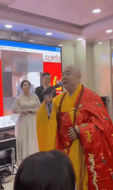 视频中这个大师的定力还是非常不错的，面对舞乐女的诱惑，大师坦然一笑，并不为所动，