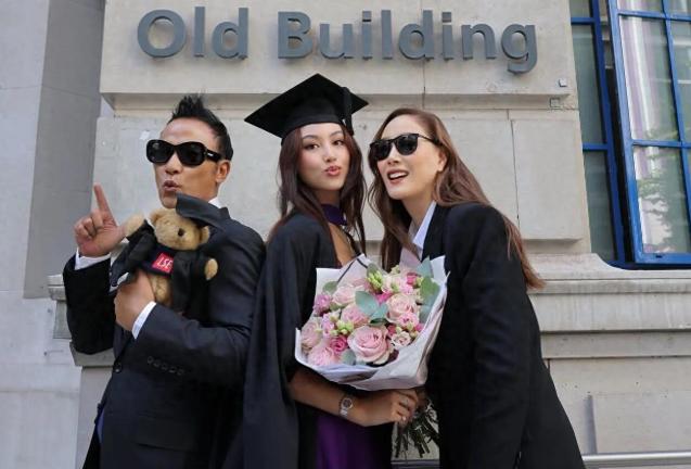 近日，全网都被任达华一家三口的毕业合照刷屏，21岁女儿任晴佳一亮相直接惊艳全网，