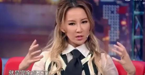 金星问李玟：“出道以来，最低谷是什么时候？”李玟说：“有段时间，大家都以为我不唱