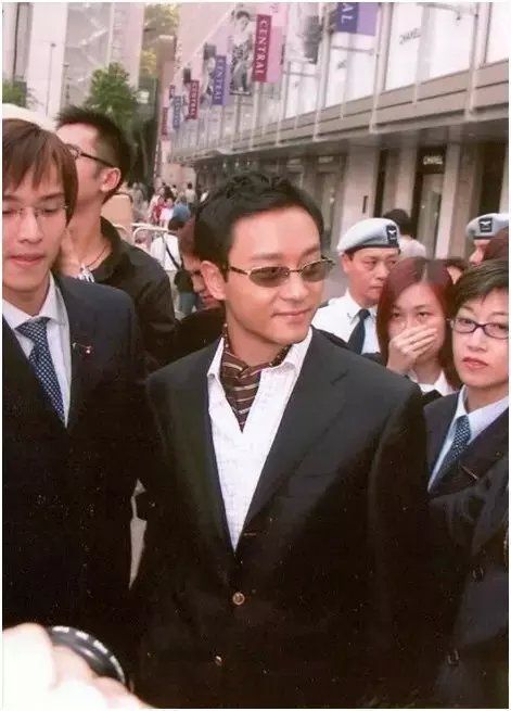 张国荣 2002年10月10日香港演艺界大牌明星“哥哥”张国荣，出席全世界最著名
