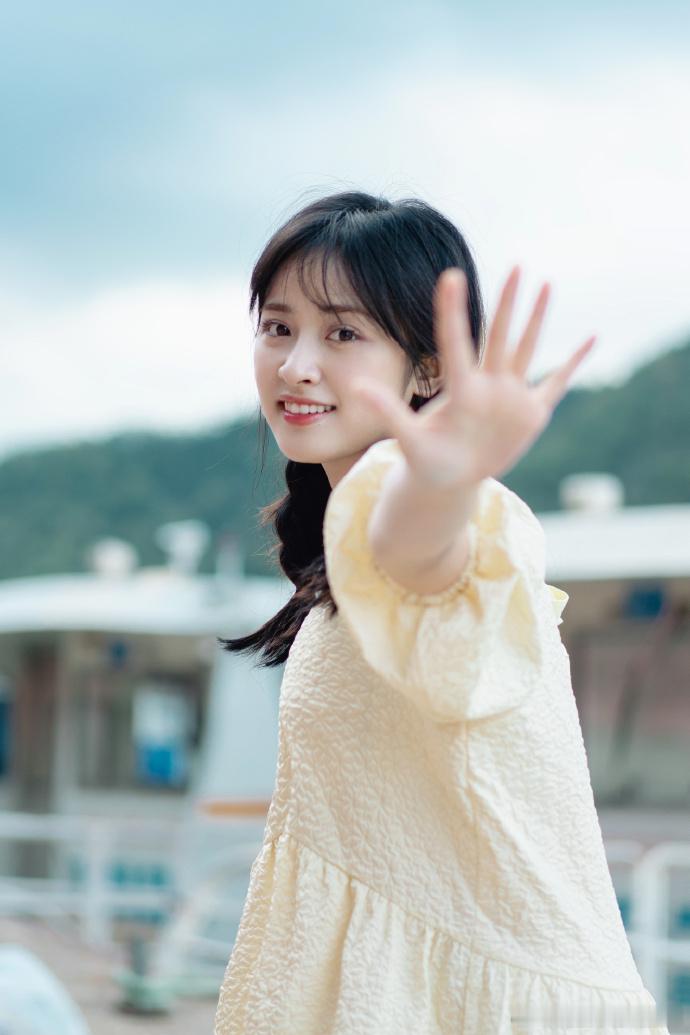 #沈月问你昨天看了没##沈月问大家看她新综艺了吗# 好好好沈月让看那肯定猛猛冲！