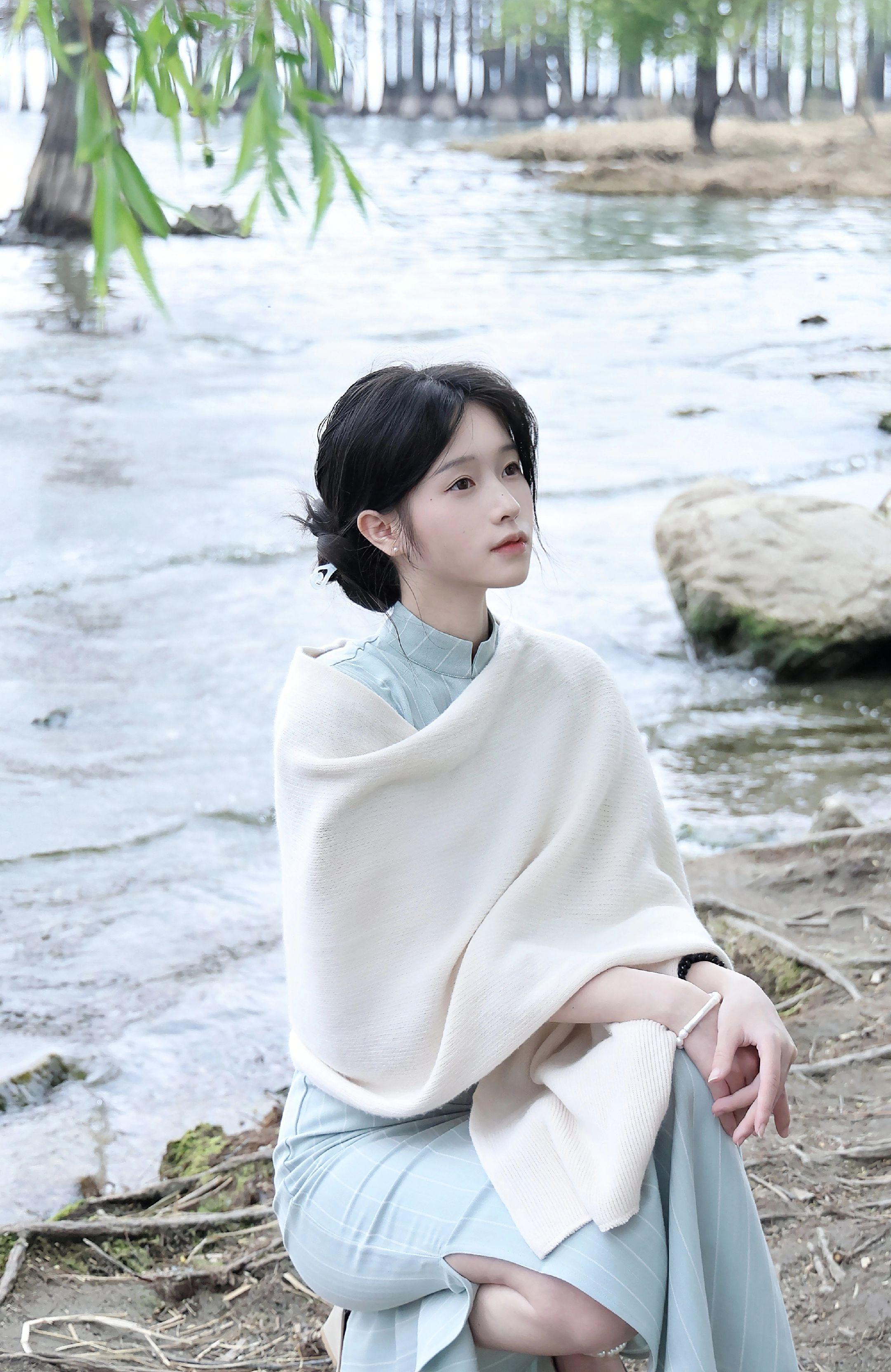 染云为柳叶，剪水作梨花