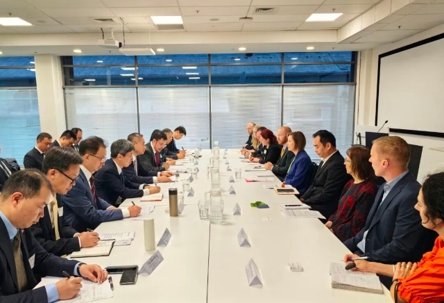 当地时间12月3日，工业和信息化部副部长辛国斌与新西兰交通部副首席执行官西沃恩·