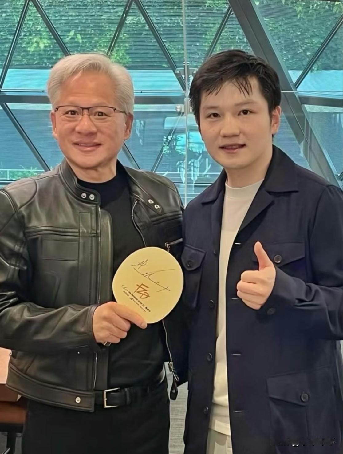 4月21号，樊振东发文配图，与英伟达黄仁勋合影。
原来，老黄还是小黄的时候，是个