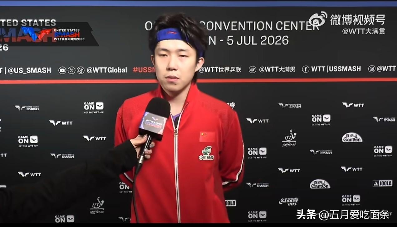 反差感瞬间拉满！
王楚钦战胜塔卡之后接受采访，
认真剖析整场比赛的心路变化，
坦