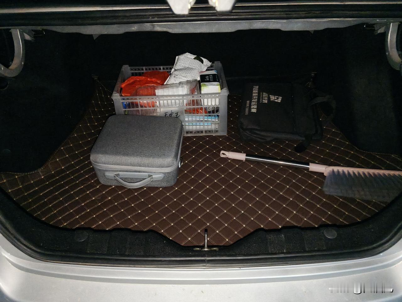后备箱垫换掉了，看这比较顺眼