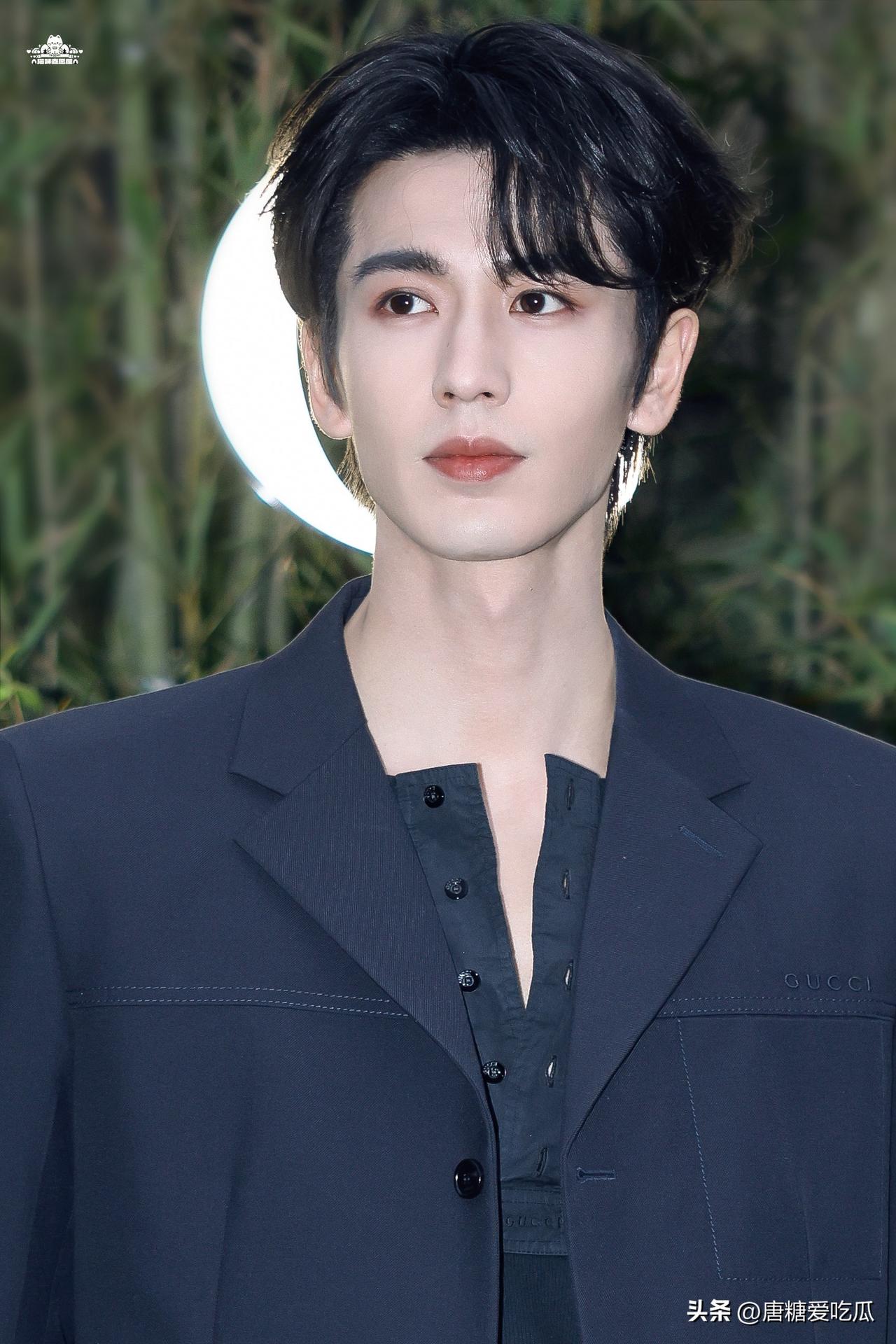 还好逐玉快播完了
不然真替张凌赫捏一把汗
张凌赫帅完了，但是男二跑龙套这么多年也