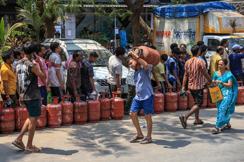 印度天然气短缺原因主要有两方面。一是地缘政治因素，中东地区紧张局势导致天然气供应