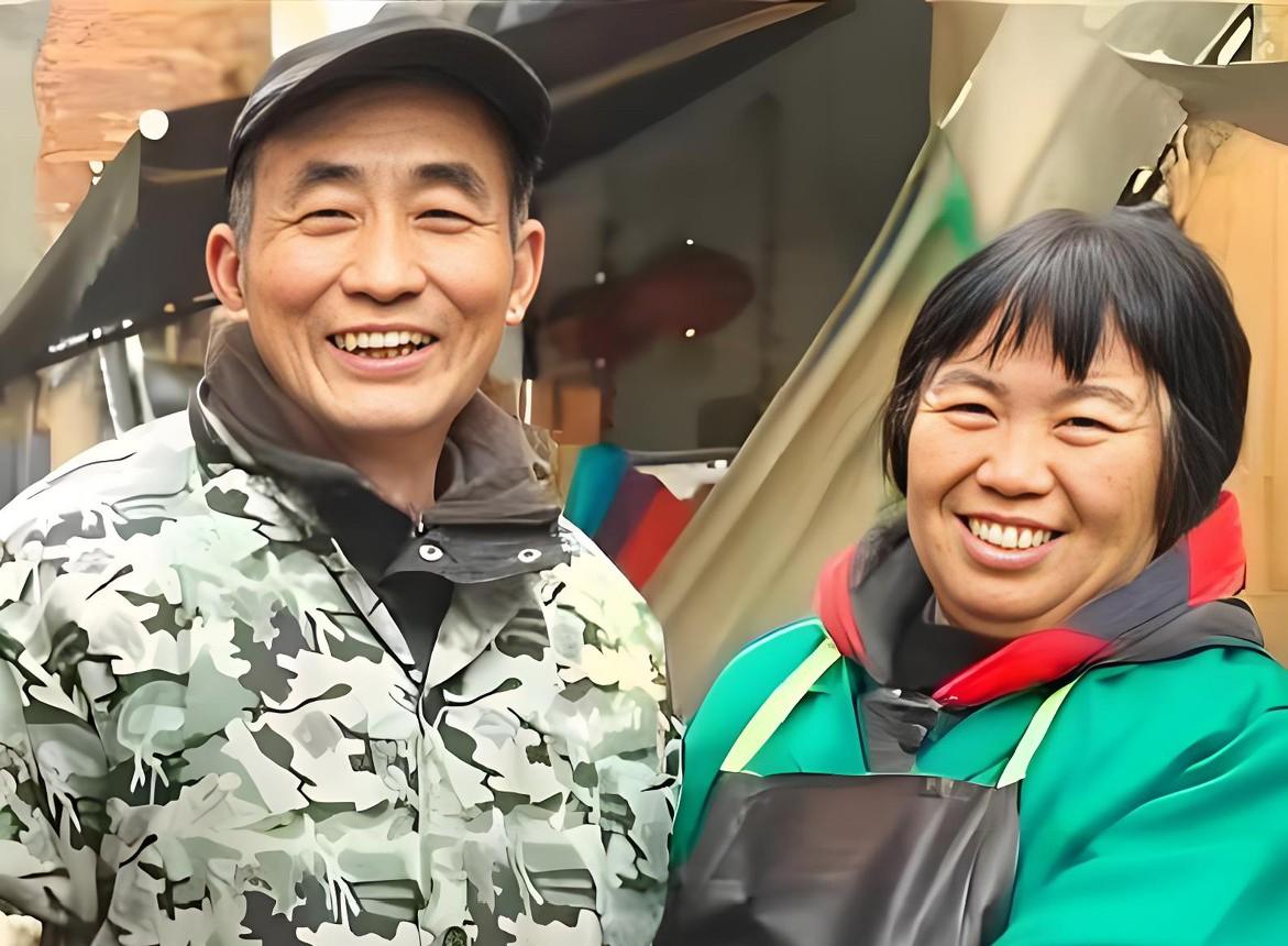 2003年，江西南昌，一夫妻带着一个坐轮椅的小男孩来到油条摊，怯生生的问：“老板