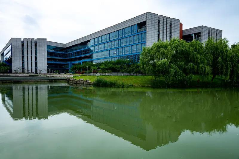 苏州科技大学在苏州挺有名的。它可是由原苏州城建环保学院与原苏州铁道师范学院合并组