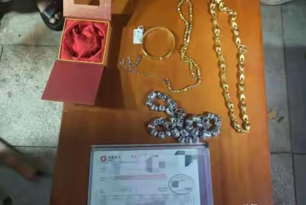 安徽芜湖，女子搬家，20 岁女儿不慎踩坏床头柜，怕被父亲责骂，母女二人商量之后将