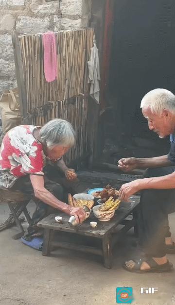 看过两位老人这般相处，才算读懂婚姻真正的模样
 
半生历经世事风霜，彼此一路扶持