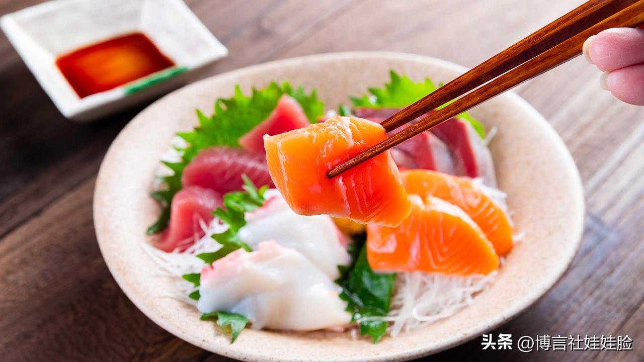 我们今天一说到生鱼片，就会想到日本的刺身（Sashimi），但很少有人知道，最早