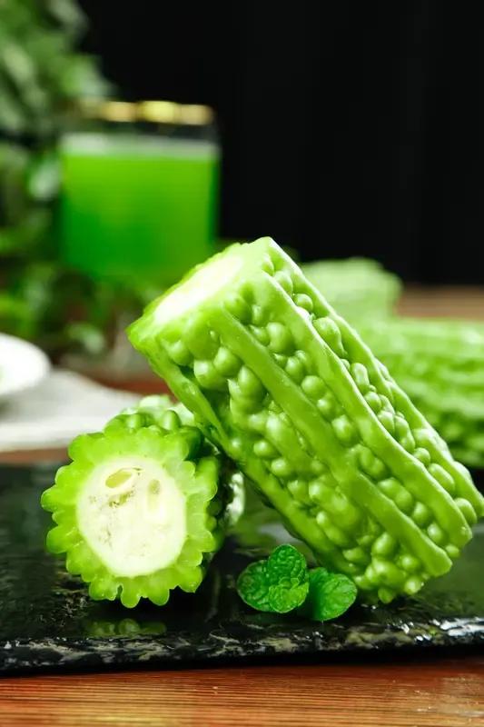 盛夏炎炎，此诗助君清心火！《七律  咏苦瓜》
味苦身弯韵味长，盘中翠影记炎凉。