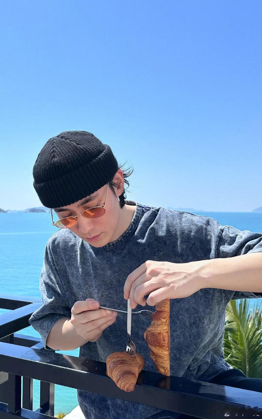 朱一龙：食物不止可以拿来吃，我还可以拿来玩。

看见他这样，本来想在他评论下面背