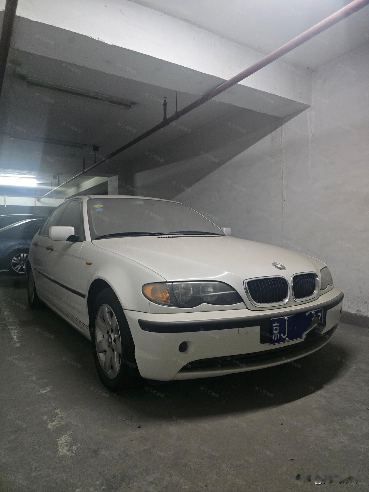 地下车库最下层有一辆很久未启动的宝马车
宝马E46 318第四代3系的经典款,千