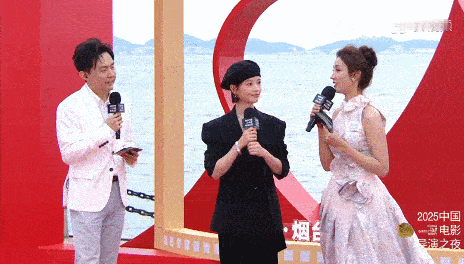这居然是李庚希 谁能想到当年的英子已经这么飒？导演之夜的她一袭黑裙，短发利落，轮
