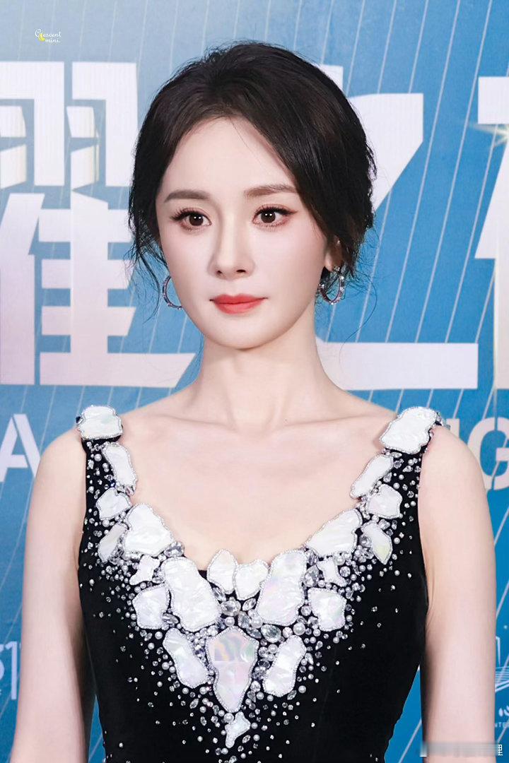 杨幂塑造的荧幕形象覆盖多种人生轨迹，有天真烂漫的少年少女，有权衡隐忍的成熟女性，