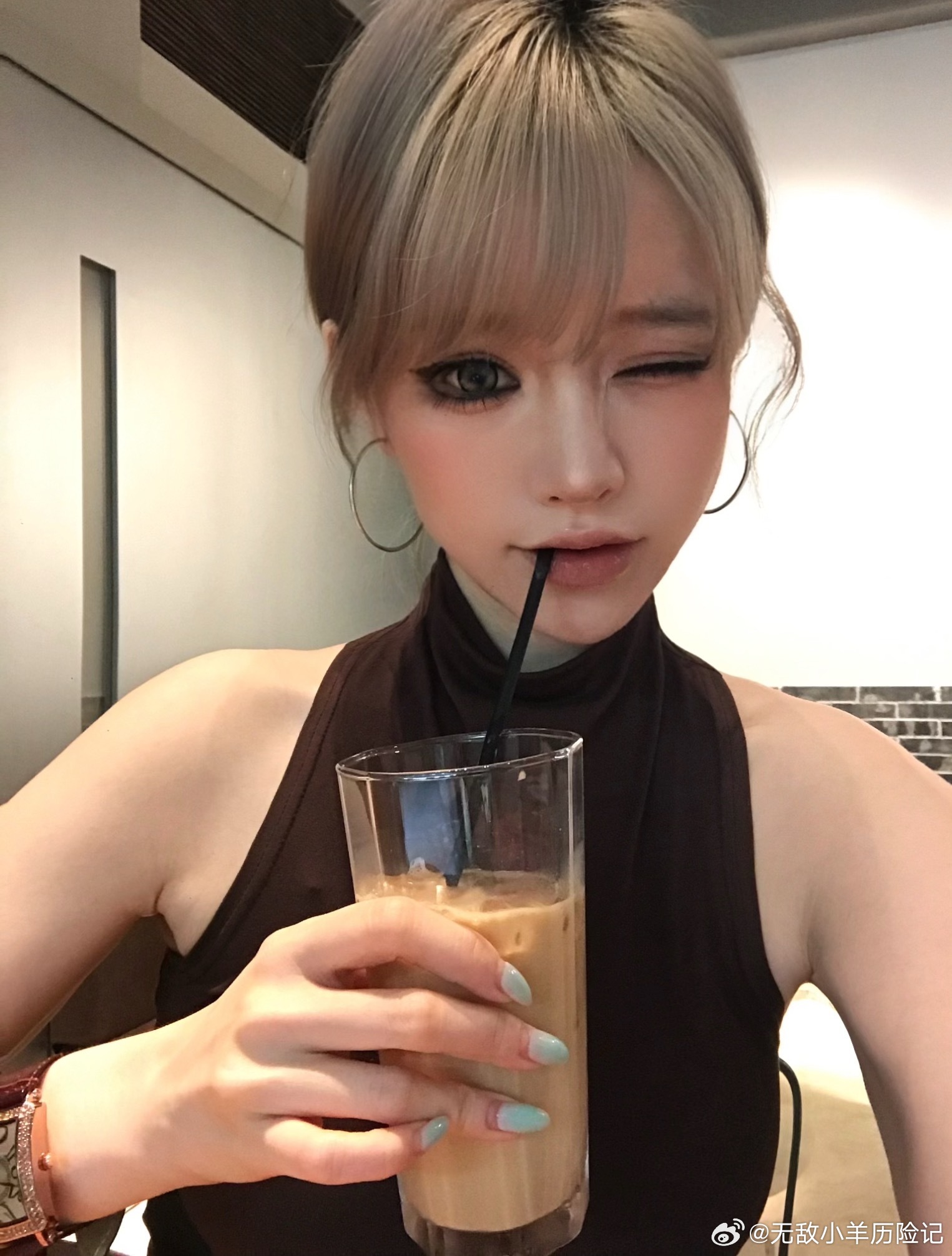 好久没这么认真化妆了这个小烟熏花了我一个多小时！！！！晚上来朋友家里吃烧烤，一回